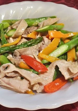 A picture of Stir-Fried Pork Stomach with Asparagus and Sweet Peppers.