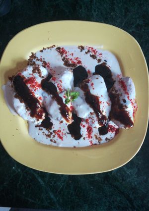 A picture of Chickpeas dahi Bara stuffed with peanuts.
