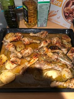 Una foto de Jamoncitos de pollo al horno con patatas