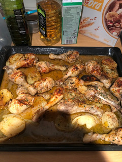 Una foto de Jamoncitos de pollo al horno con patatas