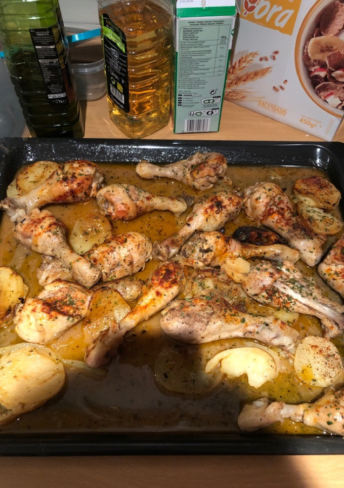 Una foto de Jamoncitos de pollo al horno con patatas
