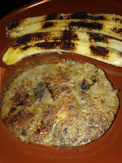 Una foto de Burguer vegetal con plátano. Plato vegano