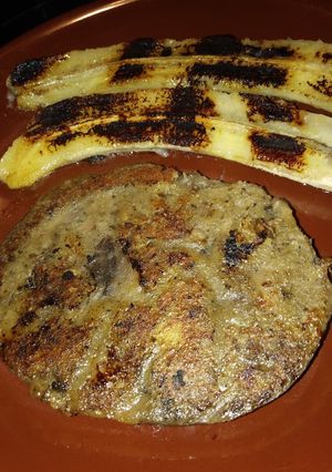 Una foto de Burguer vegetal con plátano. Plato vegano