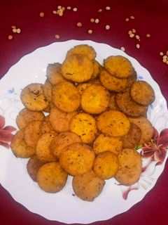 चना दाल मैदे की मठरी (Chana dal maide ki mathri recipe in Hindi) रेसिपी मुख्य फोटो