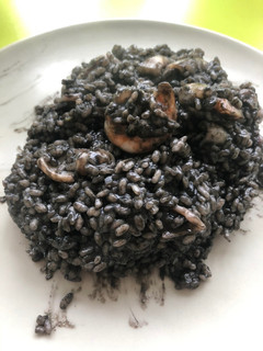 Una foto de Risotto de chipirones y langostinos