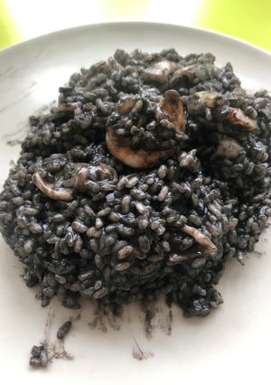 Una foto de Risotto de chipirones y langostinos