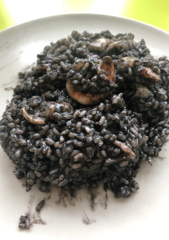 Una foto de Risotto de chipirones y langostinos