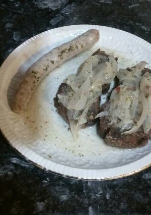 Foto principal de Longanizas encebolladas al vino blanco