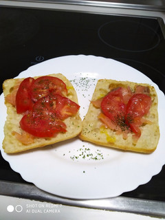 Una foto de Tosta de salmón con tomate 😋
