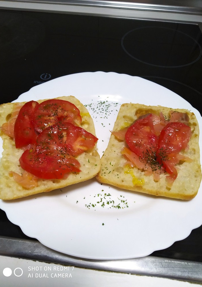 Una foto de Tosta de salmón con tomate 😋