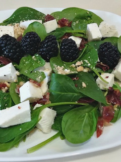 Una foto de Ensalada de acelgas baby y moras