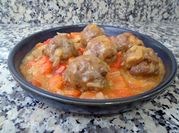 Una foto de albóndigas con tocino