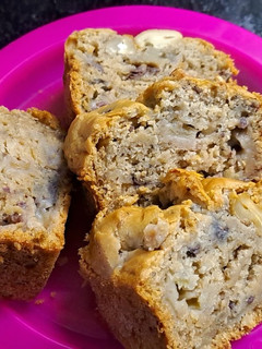 Una foto de Budín húmedo sin huevos con frutas de estación