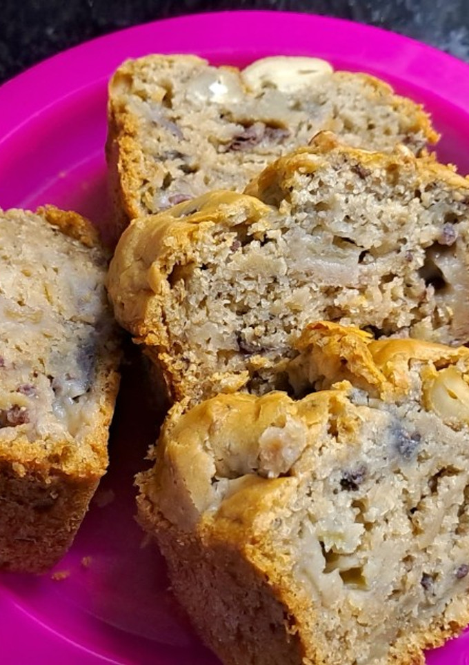 Una foto de Budín húmedo sin huevos con frutas de estación