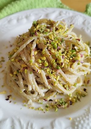 Foto di Spaghettoni alla crema di ricotta e pesto di pistacchi