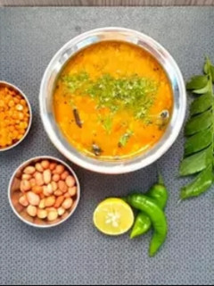 ખાટી મીઠી ગુજરાતી દાળ રેસીપી મુખ્ય ફોટો