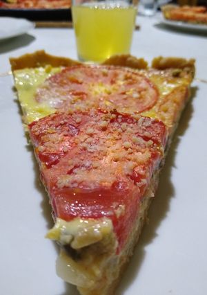 Una foto de Tarta de tomate, cebolla y queso. Receta Paulina Cocina