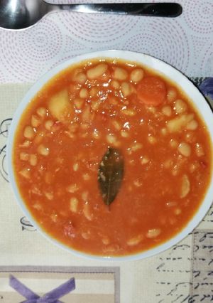 Una foto de Alubias blancas con verduras y chorizo