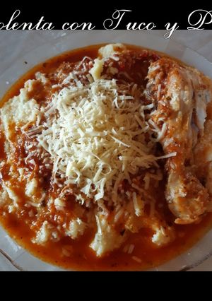 Una foto de Polenta con Tuco y Pollo 😋🍗🍽🍷
