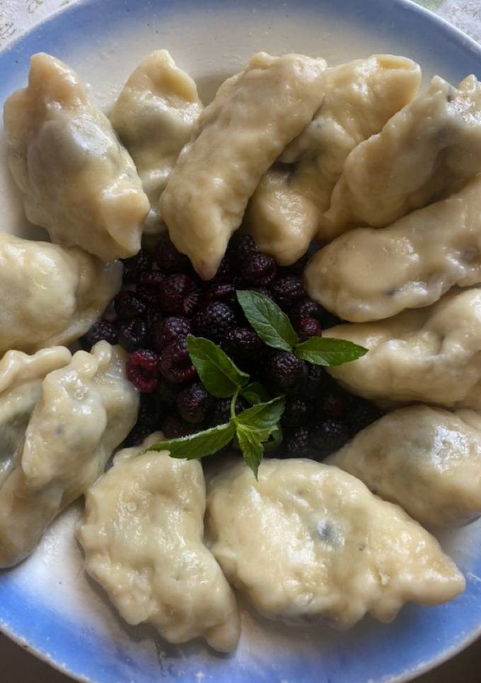 Вареники з чорною малиною на сироватці🥟