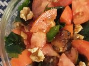 Una foto de ensalada de algas