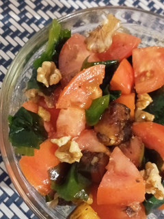 Una foto de Ensalada de tomate, calabacín y algas wakame