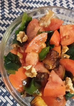 Una foto de Ensalada de tomate, calabacín y algas wakame