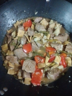 Una foto de Wok de vegetales, cerdo y pasta