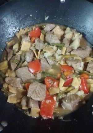 Una foto de Wok de vegetales, cerdo y pasta