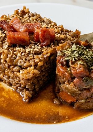 Una foto de Ensalada Templada de Lentejas y Arroz con Tartar de Atún Marinado al Estilo Ponzu