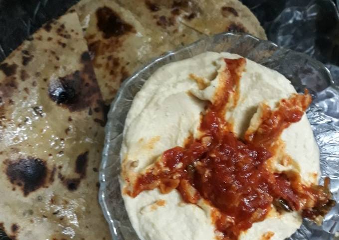 Hummus with whole wheat pita bread and tomato chutney