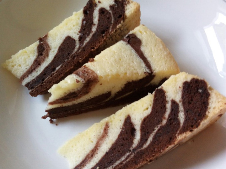 Resep Zebra cake putih telur Menu Enak