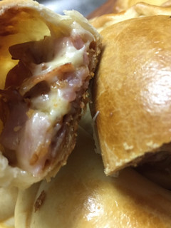 Una foto de Empanadas de Panceta, Cebolla y Queso