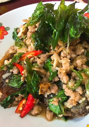 รูปของ ไข่เยี่ยวม้ากระเพรากรอบ