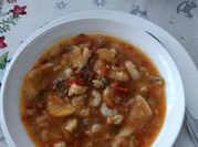 Una foto de sopa de tomate con chirlas