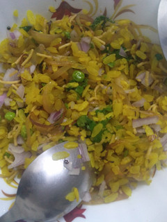 पोहा (Poha recipe in hindi) रेसिपी मुख्य फोटो