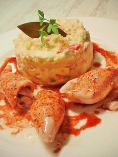 Una foto de Tapa de chipirones con salsa de pimentón