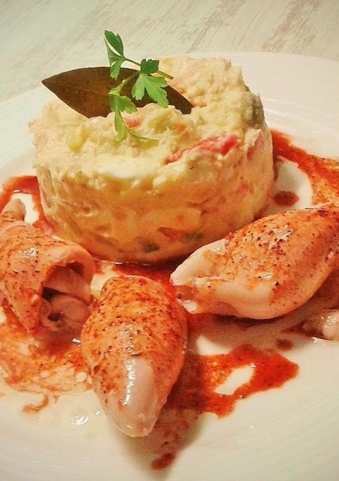 Una foto de Tapa de chipirones con salsa de pimentón