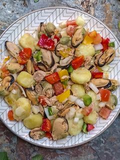 Una foto de Ensalada de ñoquis marineros