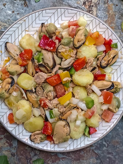 Una foto de Ensalada de ñoquis marineros
