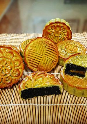 Hình của món Bánh nướng trà xanh nhân mè đen trứng muối.