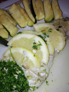 Una foto de Papillote de pescado a la gremolata con calabacines al horno