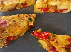 Une photo de Tortilla aux pommes de terre, ciboule et poivron