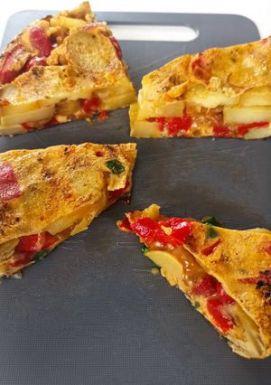Une photo de Tortilla aux pommes de terre, ciboule et poivron