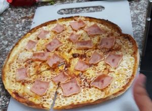 Una foto de Pizzeta con pan Árabe