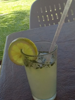 Una foto de Limonada con hojas de burro