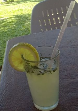 Una foto de Limonada con hojas de burro