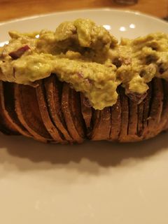 Une photo de Patate douce façon Hasselback et son guacamole