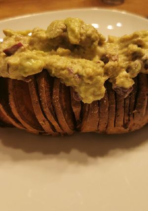 Une photo de Patate douce façon Hasselback et son guacamole