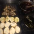 Pollo con salsa bbq picante y pan al ajillo